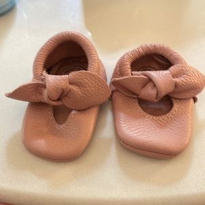 Freshly Picked infant Mocs in blush, size 2